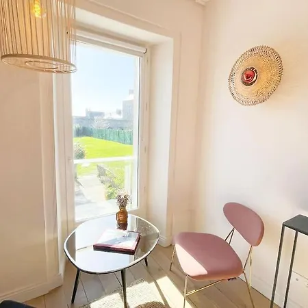 Frida - 50m - Rue Gratuite *